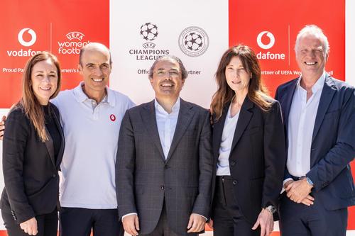 Nadine Kessler, Dir. General Fotbal Feminin, UEFA; Nikos Vlachopoulos, Dir. Comercial Vodafone; Ahmed Essam, CEO Piete Europene, Vodafone; Anne Stilling, Dir. Global Brand, Cercetare & CX, Vodafone; Guy-Laurent Epstein, Director Executiv Marketing, UEFA