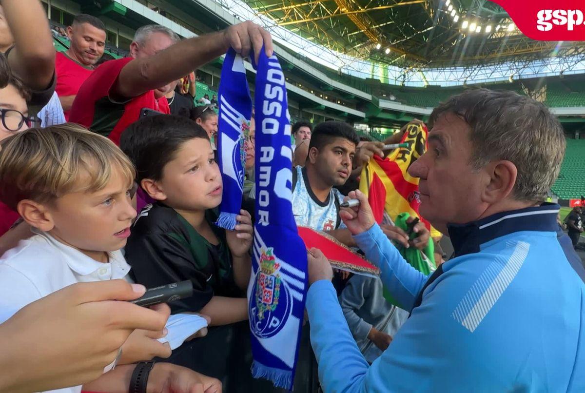 Imagini de senzație surprinse de GSP la Legends Charity Game: Gică Hagi, asaltat de fani la Lisabona » Reacție genială pe gazon: „E cam mare terenul ăsta”