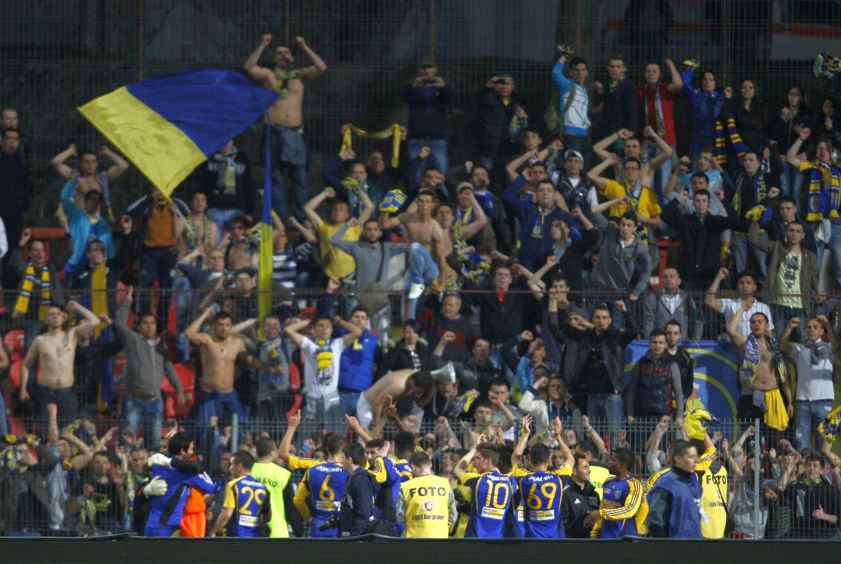 Rivalitatea Petrolul  - Dinamo, în imagini: ură în stare pură, scenografii explozive și mesaje cu dedicație