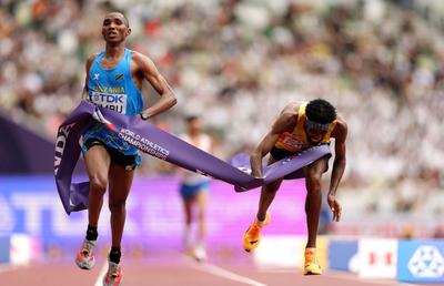 Fotofiniș la maraton! Simbu Alphonce, triumfător la Campionatele Mondiale de Atletism, după un final incredibil