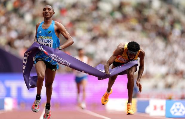 Fotofiniș la maraton! Simbu Alphonce, triumfător la Campionatele Mondiale de Atletism, după un final incredibil