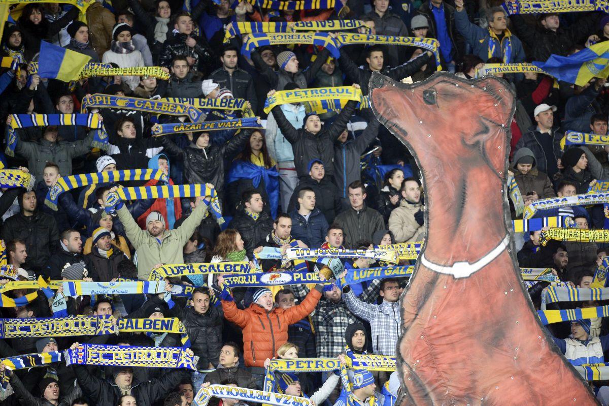 Rivalitatea Petrolul  - Dinamo, în imagini: ură în stare pură, scenografii explozive și mesaje cu dedicație