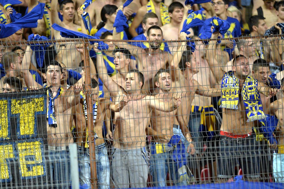 Rivalitatea Petrolul  - Dinamo, în imagini: ură în stare pură, scenografii explozive și mesaje cu dedicație