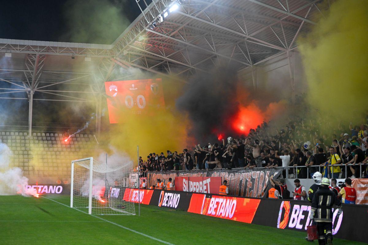 Rivalitatea Petrolul  - Dinamo, în imagini: ură în stare pură, scenografii explozive și mesaje cu dedicație