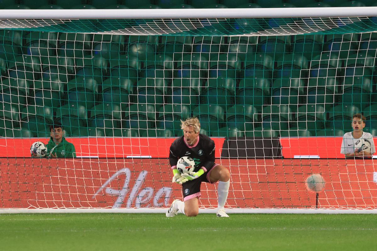 Coloși la tot pasul: Legends Charity Game, spectacol pentru o cauză nobilă! Gică Hagi, un sfert de oră pe teren
