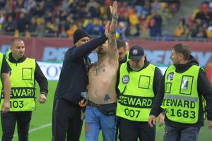 Liderul protestatarilor violenți din Piața Victoriei a creat probleme și pe stadion! Acum un an întrerupea România - Austria