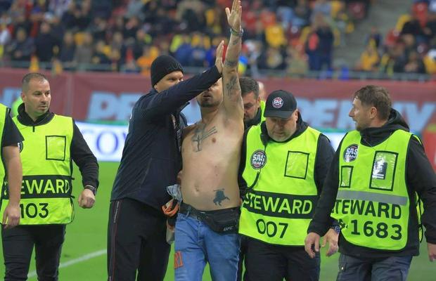 Liderul protestatarilor violenți din Piața Victoriei a creat probleme și pe stadion! Acum un an întrerupea România - Austria