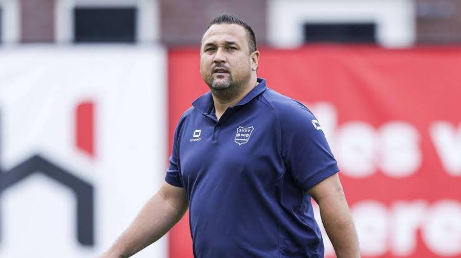 Jhon van Beukering, antrenorul secund care l-a atacat pe Quiermo Dumay Fotbalist desfigurat de antrenorul advers! » Meciul a fost abandonat, iar clubul a depus o plângere la poliție