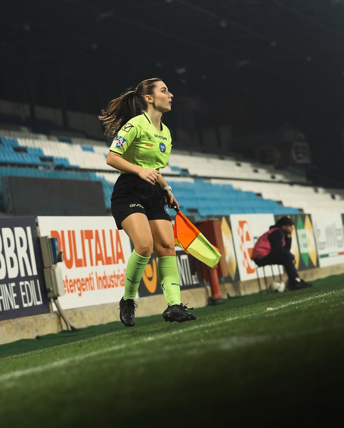 Arbitra a pozat în bikini: „Să intervină VAR!”, apoi s-a revoltat: „Corpul meu nu e o invitație”