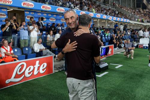 Domenico Tedesco (cu spatele, îmbrățișându-se cu Maurizio Sarri, după eșecul cu Atalanta, 0-1) are zilele numărate la Bologna / Foto: Imago