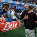 Domenico Tedesco (cu spatele, îmbrățișându-se cu Maurizio Sarri, după eșecul cu Atalanta, 0-1) are zilele numărate la Bologna / Foto: Imago