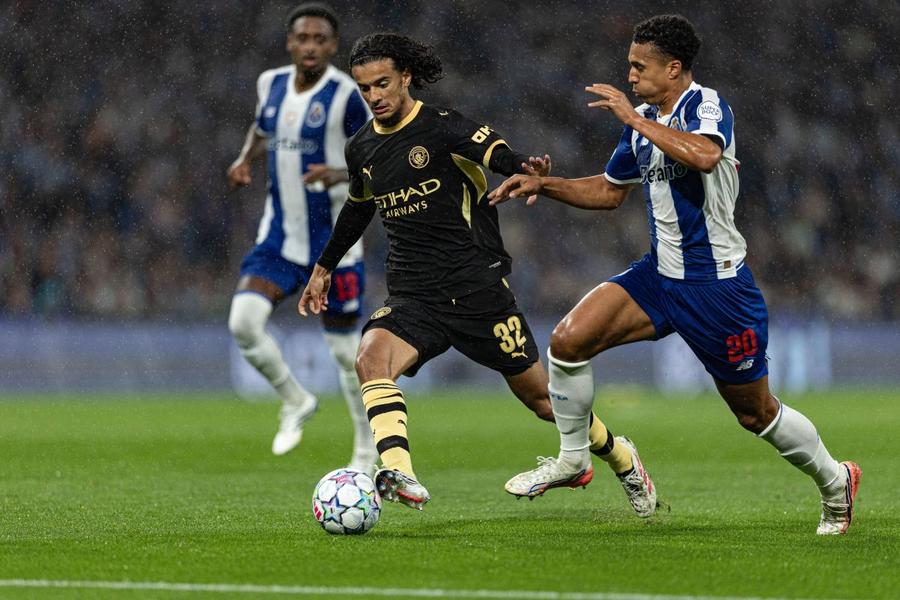 Ayyoub Bouaddi (stânga, în duel cu Alberto Costa), în meciul cu FC Porto din grupa de Champions League / Foto: Imago Fostul internațional belgian a răbufnit: „Poți să cumperi un măgar cu 200 de milioane, un jucător foarte bun cu 20!”