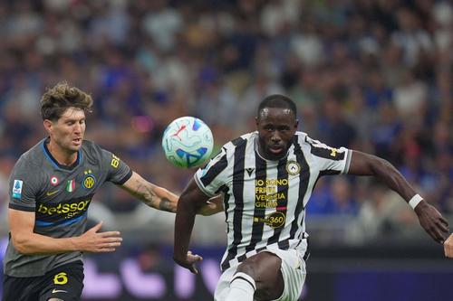 John Stones (stânga), aici într-un duel pentru balon la 5-3 cu Udinese, s-a accidentat și a fost înlocuit de Chivu / Foto: Imago