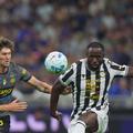 John Stones (stânga), aici într-un duel pentru balon la 5-3 cu Udinese, s-a accidentat și a fost înlocuit de Chivu / Foto: Imago