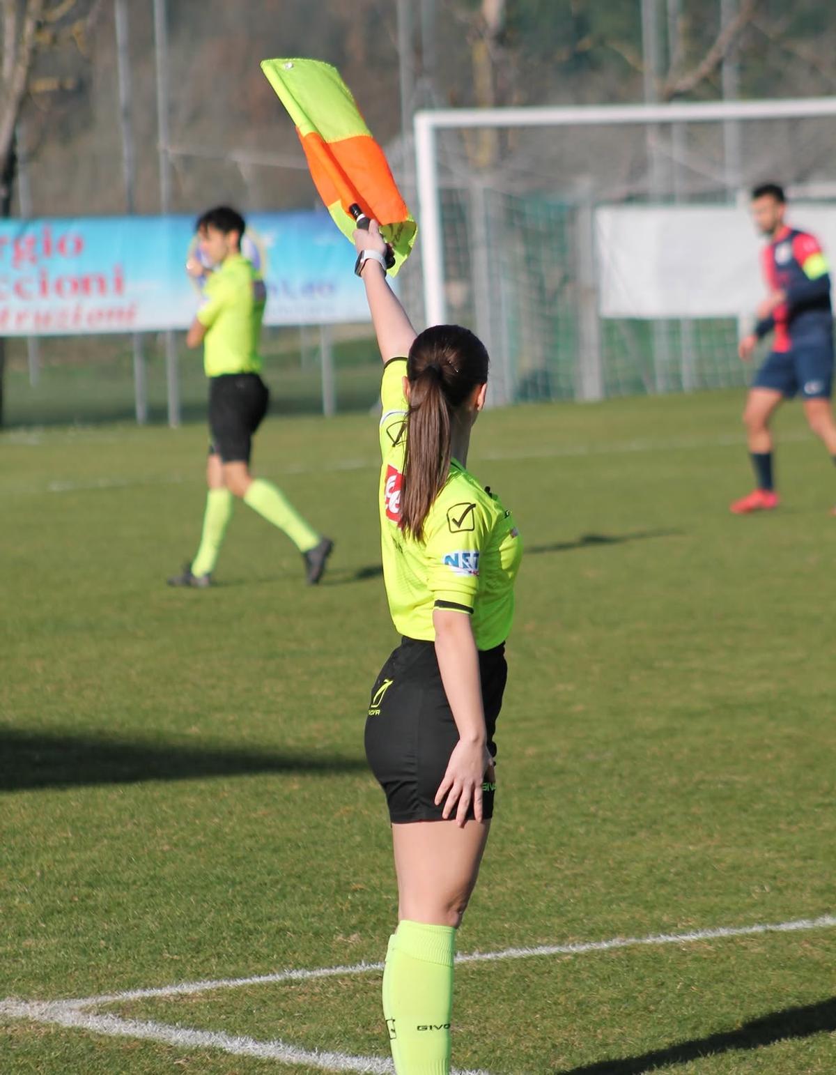 Arbitra a pozat în bikini: „Să intervină VAR!”, apoi s-a revoltat: „Corpul meu nu e o invitație”