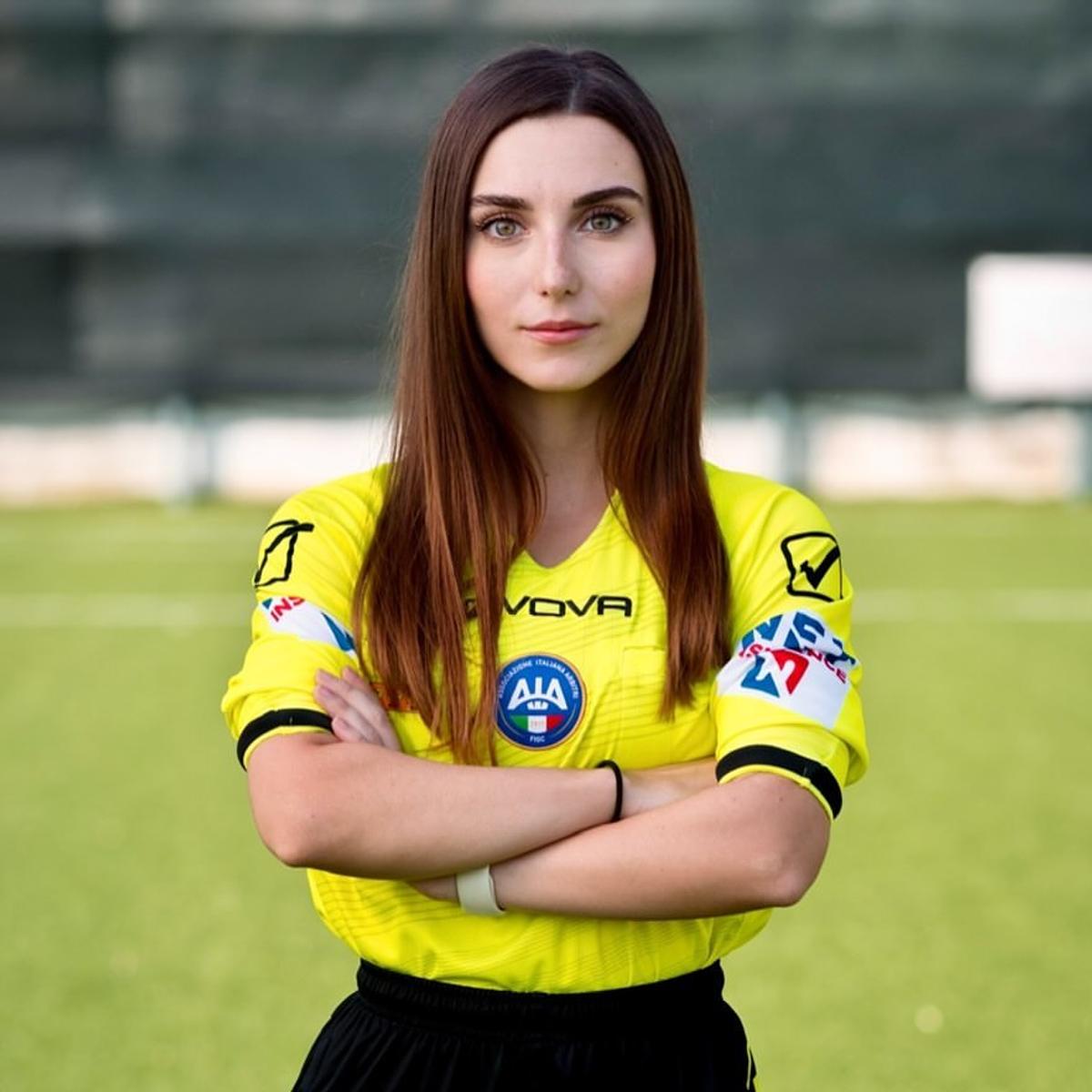 Arbitra a pozat în bikini: „Să intervină VAR!”, apoi s-a revoltat: „Corpul meu nu e o invitație”