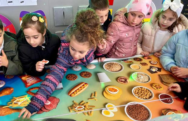 Caravana Akademia Kinderland pornește alături de Carmen Brumă, într-o nouă călătorie pentru sănătatea copiilor