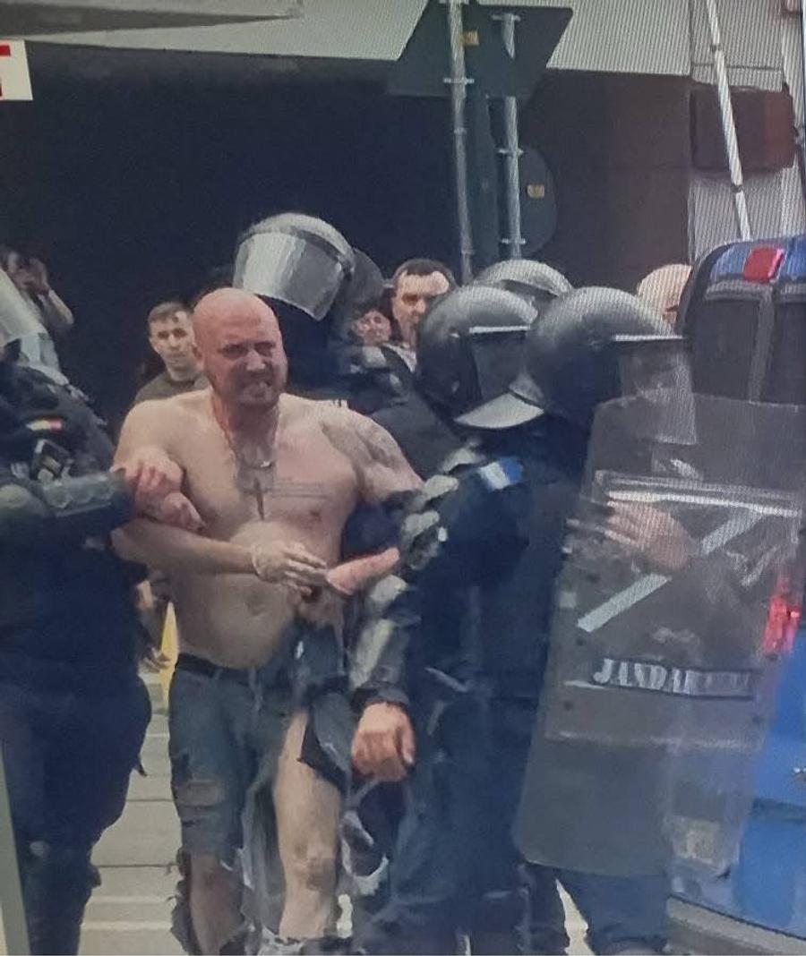 Liderul protestatarilor violenți din Piața Victoriei a creat probleme și pe stadion! Acum un an întrerupea România - Austria