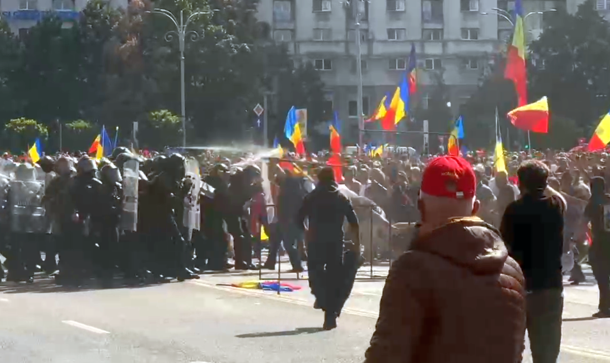 Fostul șef din Liga 1, în mijlocul protestelor fermierilor, de azi, din Piața Victoriei, care au degenerat