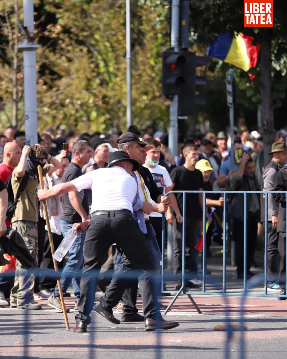 Fostul șef din Liga 1, în mijlocul protestelor fermierilor, de azi, din Piața Victoriei, care au degenerat