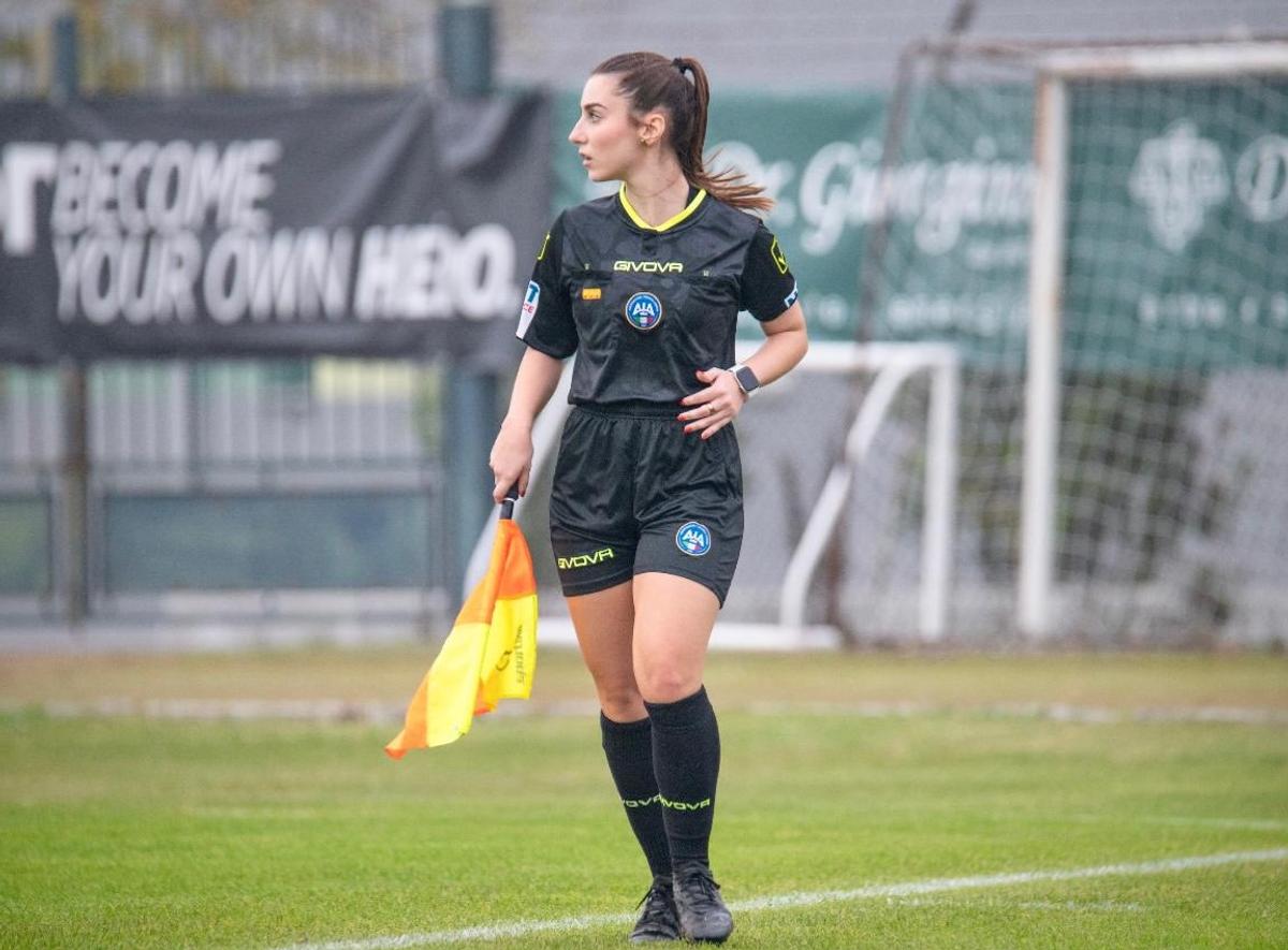 Giuliana Vigile, o arbitră de fotbal din Italia/ Foto: Instagram @giulianavigile
