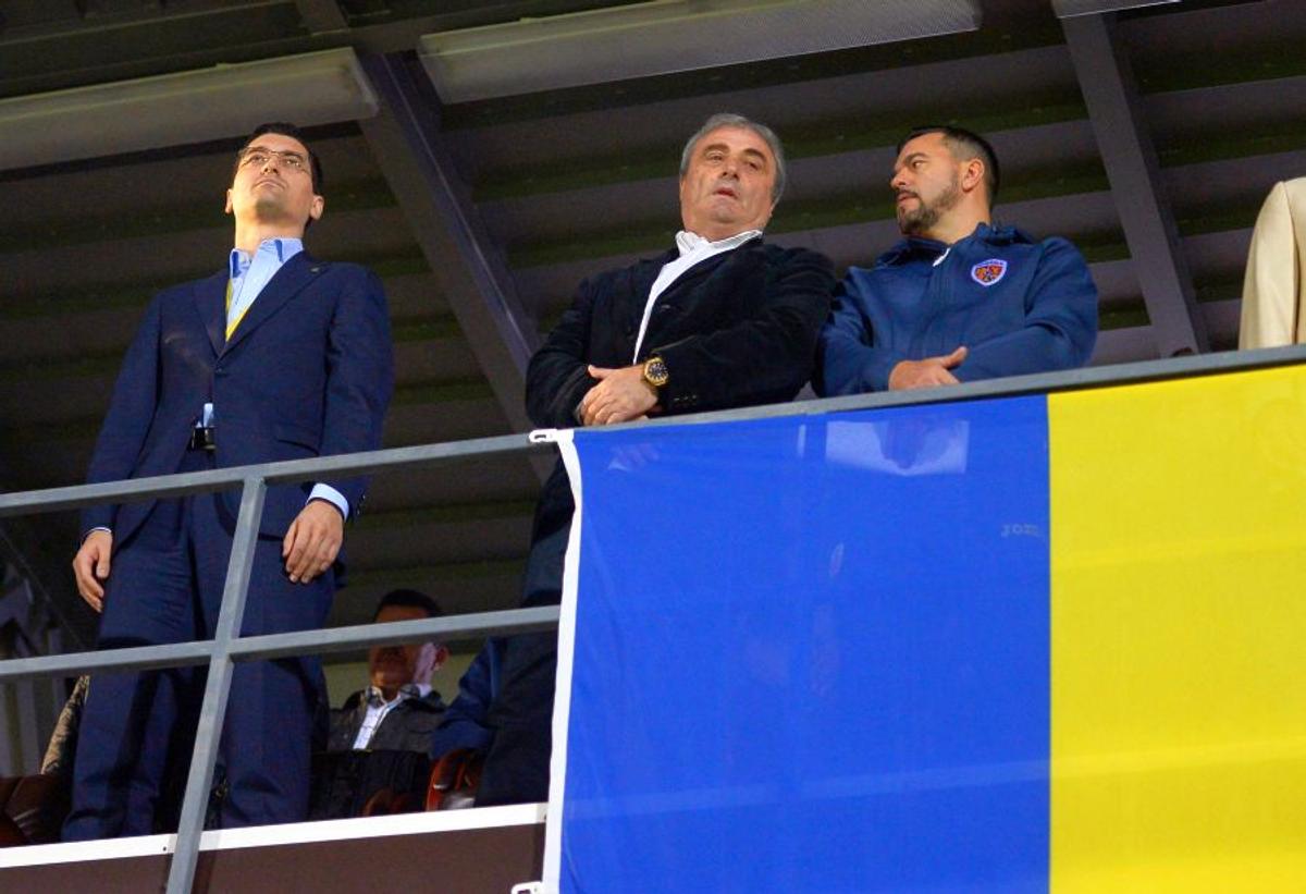ROMÂNIA U21 - IRLANDA DE NORD U21 3-0 // FOTO A sunat telefonul pe bancă! Cum a explicat Rădoi imaginile care au adus aminte de FCSB: „Am avut o pierdere”
