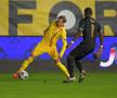 Ciprian Deac, într-un duel cu David Alaba în România - Austria 0-1
