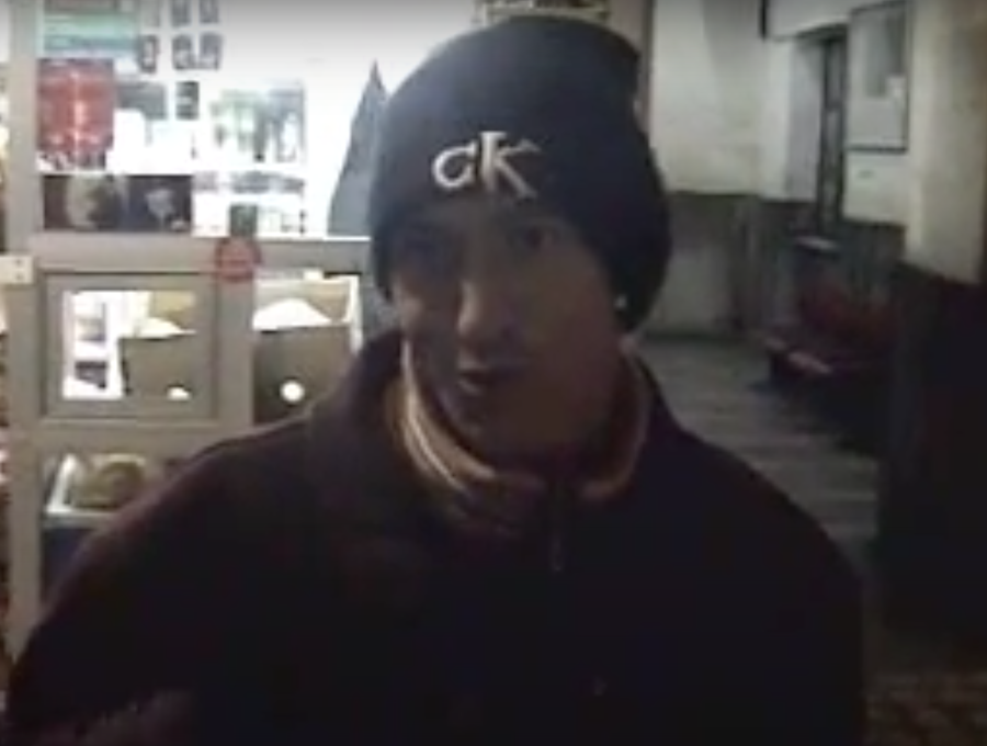 Roberto Ayza, în ianuarie 2007, în gara de la Suceava INTERVIU EXCLUSIV Cel mai vechi străin din România, dezvăluiri șocante: „Un coleg mi-a transmis să nu dau gol și să pierd mingile până primim două goluri! Am pierdut cu 3-0!”