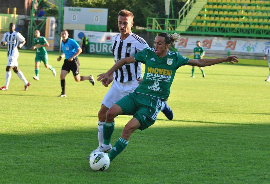 Roberto Ayza, urmărit de Lucian Goian INTERVIU EXCLUSIV Cel mai vechi străin din România, dezvăluiri șocante: „Un coleg mi-a transmis să nu dau gol și să pierd mingile până primim două goluri! Am pierdut cu 3-0!”