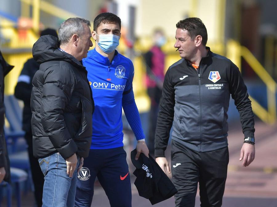 Grădinaru (cu mască) a lucrat cu Rednic la Viitorul și Poli Iași Declarația serii după Gaz Metan - Dinamo: „Antrenorul ne terorizează la fiecare antrenament!”