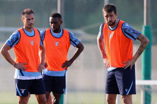 Maurizio Sarri (62 de ani), antrenorul lui Lazio Roma, a lansat un atac la adresa celor responsabili de programul încărcat din fotbalul italian.