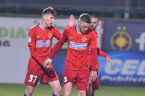 Ionuț Panțîru (centru), FCSB // foto: Imago Images