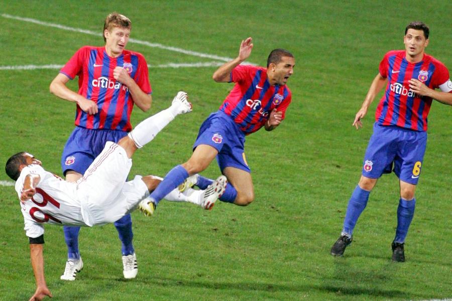 Dorin Goian (primul din stânga) și Mirel Rădoi (primul din dreapta) au fost colegi la FCSB // foto: Imago Images Îl întoarce FRF din drum pe Rădoi? Trei apropiați de-ai selecționerului sunt convinși: „Gata, s-a decis!”