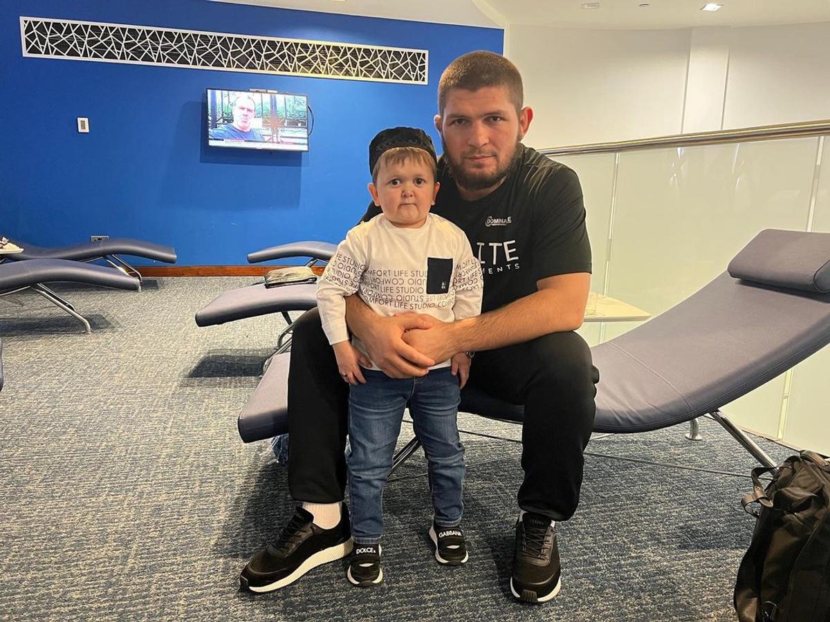 Povestea lui Hasbulla, tânărul de 20 de ani care arată ca un copil de cinci ani și a ajuns în UFC: „Am semnat contractul de luptător”