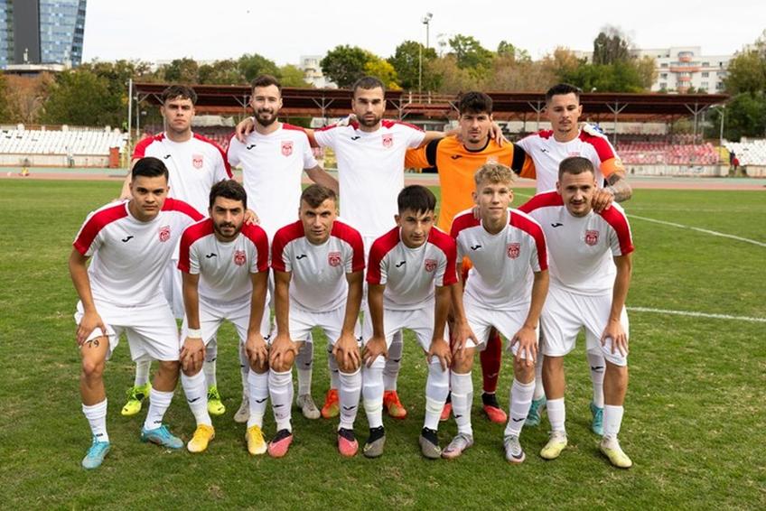 Alex Iordănescu (pe rândul de sus, al treilea de la stânga la dreapta) a marcat în CS Dinamo București - CS Păulești