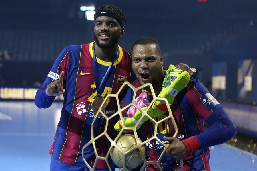 Împreună cu Dika Mem, după ce au cucerit cu Barcelona Liga Campionilor în 2021 Foto Imago Cedric Sorhaindo, pivotul lui Dinamo, cvadruplu campion mondial: „Mulți ani mi-a fost frică de întuneric, dar cred că era mai degrabă frica de lumină”