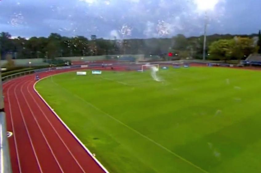 Partida dintre echipele de fete ale lui PSG și Reims, din runda cu numărul 4 a primei divizii din Franța, a fost întreruptă în minutul 46, la scorul de 0-0, după ce 3 copii au început să dea cu artificii și să arunce cu petarde în suprafața de joc.