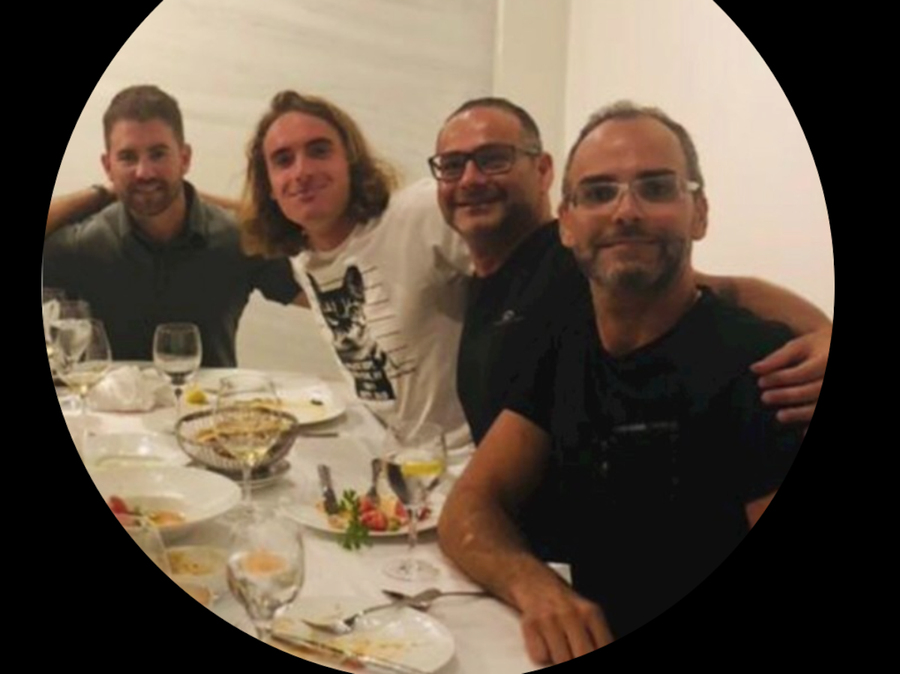 Frații Kostas și John Koveos, la o masă, alături de Tsitsipas „De ce taci, Simona Halep?”. Avocații jucătoarei refuză să divulge tribunalul unde spun că au dat în judecată firma canadiană care a produs „suplimentul contaminat”