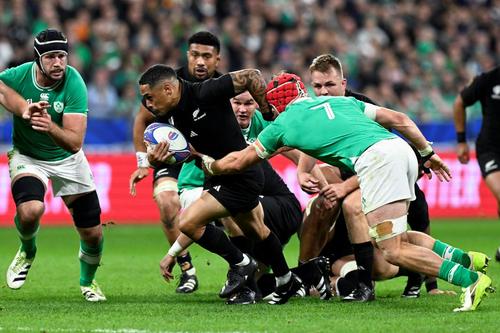 Neozeelandezul Aaron Smith încearcă să scape dintre irlandezi Foto Imago