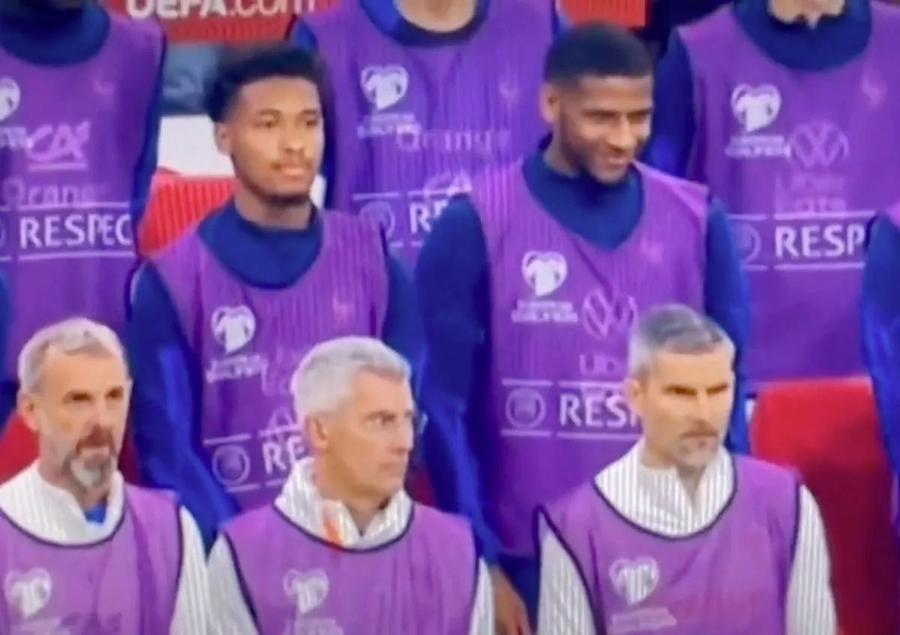 Todibo, zâmbind în timpul minutului de reculegere/ foto: captură Twitter Internaționalul francez trecut pe la Barcelona, gest scandalos » Ce făcea în timpul momentului de reculegere: „Oribil! Ar trebui dat afară din lot!”