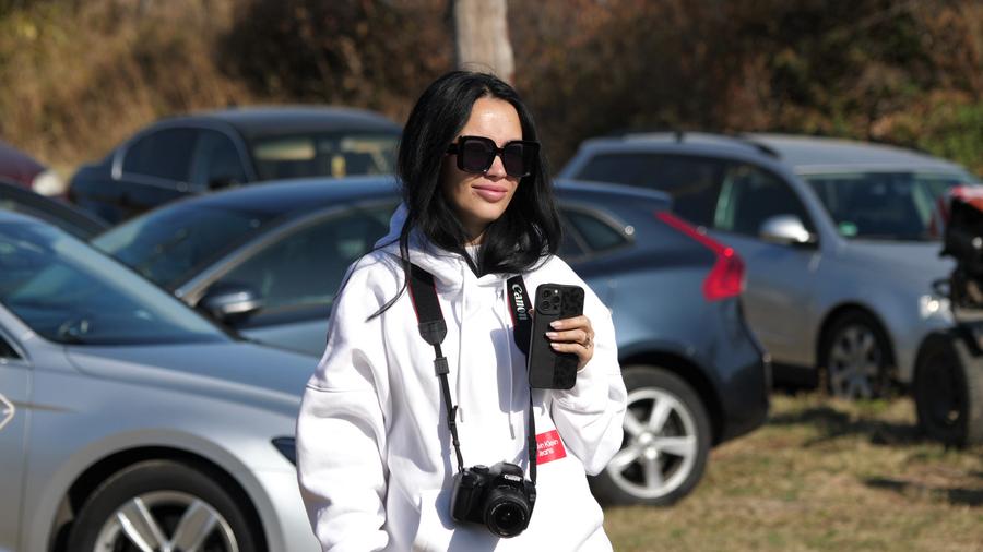 Nu au lipsit fetele frumoase care au imortalizat instantanee din joc „Închideți repede, că a venit ANAF-u'!” » Derby-uri viticole în Bordeaux-uri prahovene + Petrecere de victorie cu tochitură la ceaun