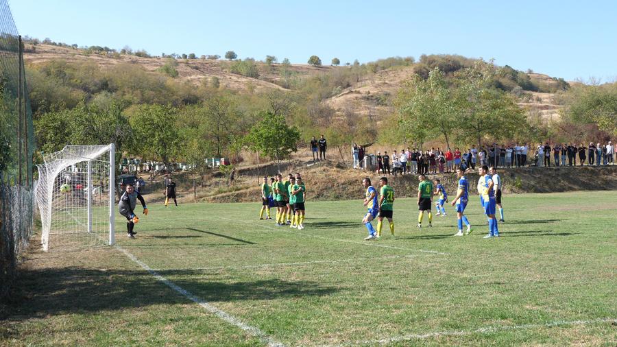 Golul de 2-2, o adevărată bijuterie din lovitură liberă „Închideți repede, că a venit ANAF-u'!” » Derby-uri viticole în Bordeaux-uri prahovene + Petrecere de victorie cu tochitură la ceaun