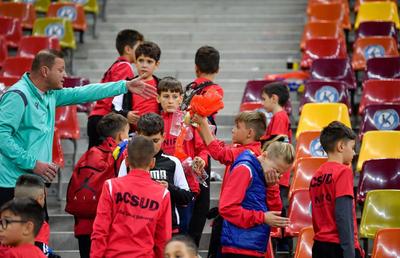 Lecție de bun-simț dată de un grup de copii la finalul meciului România - Andorra