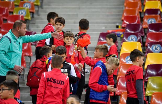 Lecție de bun-simț dată de un grup de copii la finalul meciului România - Andorra