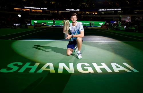 Hubert Hurkacz și trofeul cucerit FOTO Imago Images