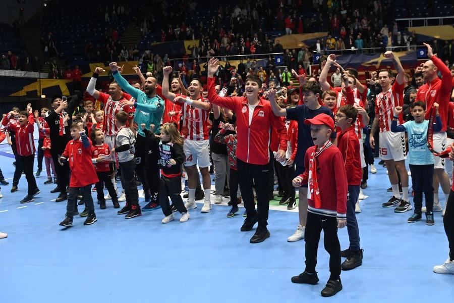 Handbaliștii de la Dinamo sărbătorind câștigarea campionatului în sezonul trecut Foto Imago Cedric Sorhaindo, pivotul lui Dinamo, cvadruplu campion mondial: „Mulți ani mi-a fost frică de întuneric, dar cred că era mai degrabă frica de lumină”