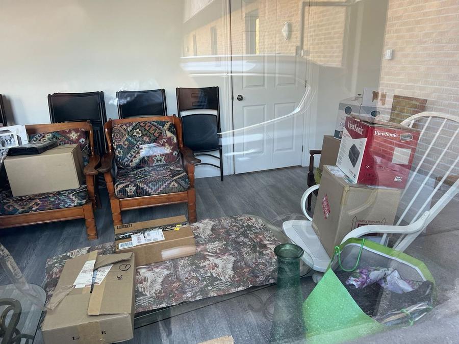 Vaughan, Ontario. O cameră părăsită din fostul sediu al firmei Custom Food Packaging „De ce taci, Simona Halep?”. Avocații jucătoarei refuză să divulge tribunalul unde spun că au dat în judecată firma canadiană care a produs „suplimentul contaminat”