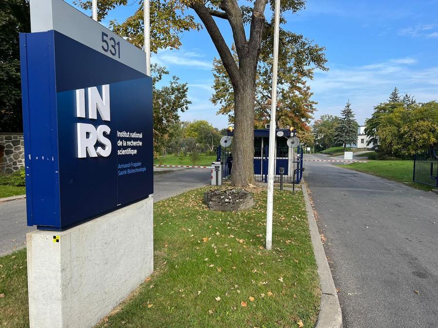 Montreal. Intrarea în Institutul Național de Cercetare Științifică. Aici se află laboratorul antidoping unde au fost efectuate testele probelor de urină ale Simonei Halep „De ce taci, Simona Halep?”. Avocații jucătoarei refuză să divulge tribunalul unde spun că au dat în judecată firma canadiană care a produs „suplimentul contaminat”