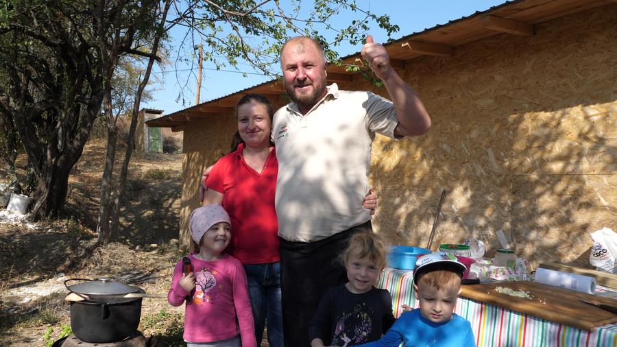 Bucătarul din Călugăreni, alături de familie, a fost în centrul atenției „Închideți repede, că a venit ANAF-u'!” » Derby-uri viticole în Bordeaux-uri prahovene + Petrecere de victorie cu tochitură la ceaun