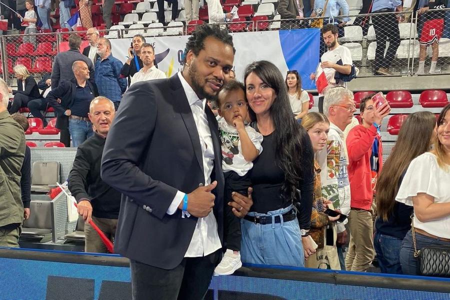 Francezul împreună cu soția sa, Mireia, și băiețelul lor, Matheo Foto Instagram Cedric Sorhaindo, pivotul lui Dinamo, cvadruplu campion mondial: „Mulți ani mi-a fost frică de întuneric, dar cred că era mai degrabă frica de lumină”